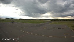 Pojezdová dráha C, benzinová stanice, runway