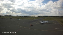Pojezdová dráha C, benzinová stanice, runway