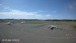Pojezdová dráha C, benzinová stanice, runway