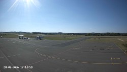 Pojezdová dráha C, benzinová stanice, runway