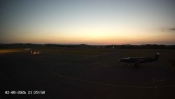 Pojezdová dráha C, benzinová stanice, runway