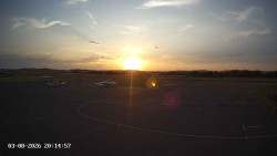 Pojezdová dráha C, benzinová stanice, runway