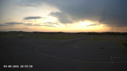 Pojezdová dráha C, benzinová stanice, runway