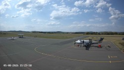Pojezdová dráha C, benzinová stanice, runway