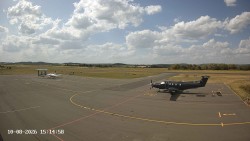 Pojezdová dráha C, benzinová stanice, runway