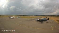 Pojezdová dráha C, benzinová stanice, runway