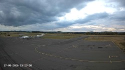 Pojezdová dráha C, benzinová stanice, runway