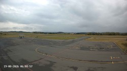 Pojezdová dráha C, benzinová stanice, runway