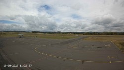 Pojezdová dráha C, benzinová stanice, runway