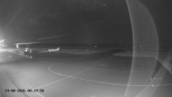 Pojezdová dráha C, benzinová stanice, runway