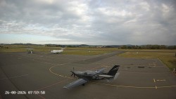 Pojezdová dráha C, benzinová stanice, runway