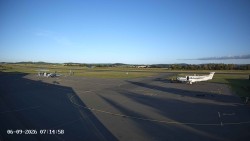 Pojezdová dráha C, benzinová stanice, runway