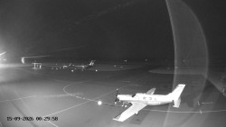 Pojezdová dráha C, benzinová stanice, runway