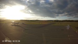 Pojezdová dráha C, benzinová stanice, runway