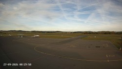 Pojezdová dráha C, benzinová stanice, runway