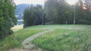 Skiareál Karolinka  - Prostřední část sjezdovky a snowpark - 5.7.2025 v 04:55