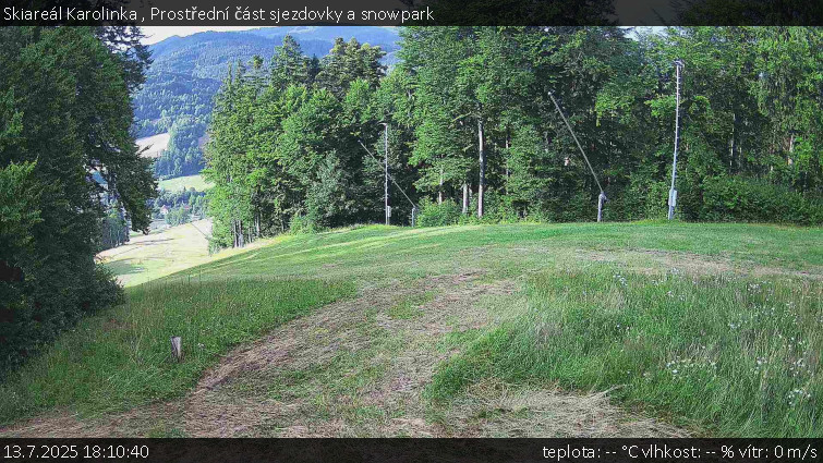 Skiareál Karolinka - Prostřední část sjezdovky a snowpark - 13.7.2025 v 18:10 Skiareál Karolinka - Prostřední část sjezdovky a snowpark - 13.7.2025 v 18:10