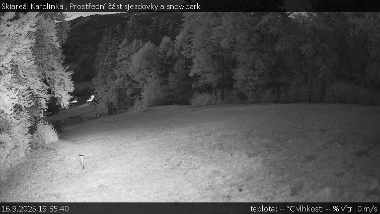 Skiareál Karolinka  - Prostřední část sjezdovky a snowpark - 16.9.2025 v 19:35