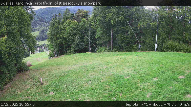 Skiareál Karolinka  - Prostřední část sjezdovky a snowpark - 17.9.2025 v 16:55