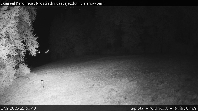 Skiareál Karolinka  - Prostřední část sjezdovky a snowpark - 17.9.2025 v 21:50