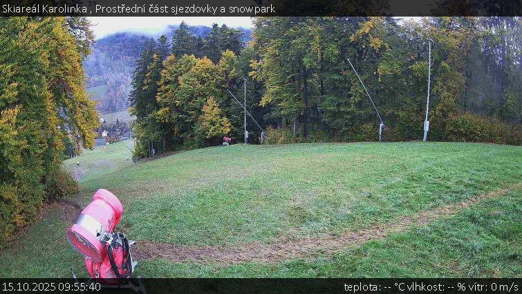 Skiareál Karolinka - Prostřední část sjezdovky a snowpark - 15.10.2025 v 09:55 Skiareál Karolinka - Prostřední část sjezdovky a snowpark - 15.10.2025 v 09:55