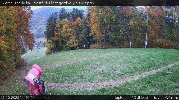 Skiareál Karolinka - Prostřední část sjezdovky a snowpark - 21.10.2025 v 11:40 Skiareál Karolinka - Prostřední část sjezdovky a snowpark - 21.10.2025 v 11:40