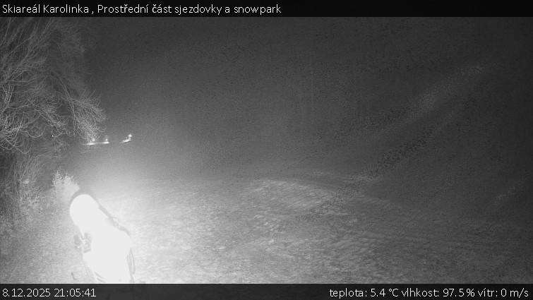 Skiareál Karolinka  - Prostřední část sjezdovky a snowpark - 8.12.2025 v 21:05
