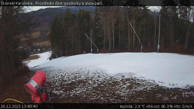 Skiareál Karolinka  - Prostřední část sjezdovky a snowpark - 16.12.2025 v 13:40
