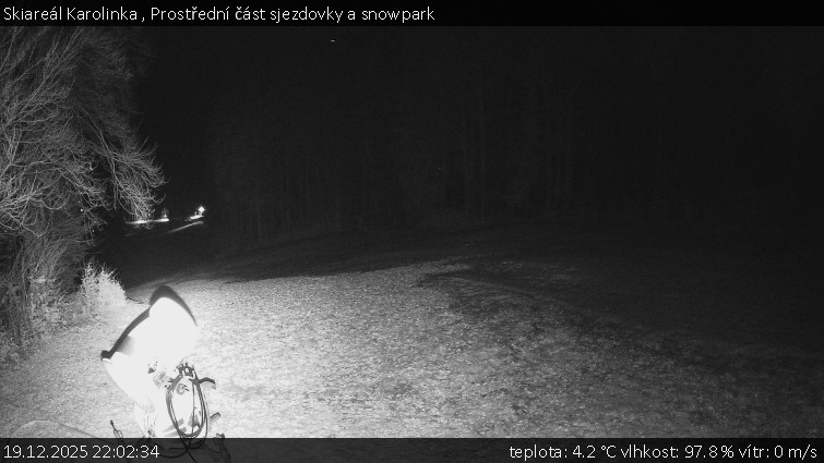 Skiareál Karolinka  - Prostřední část sjezdovky a snowpark - 19.12.2025 v 22:02