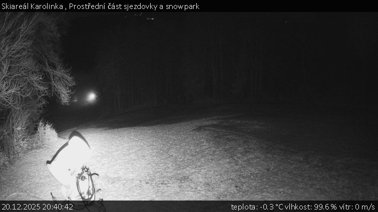 Skiareál Karolinka  - Prostřední část sjezdovky a snowpark - 20.12.2025 v 20:40