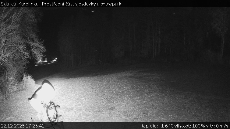 Skiareál Karolinka  - Prostřední část sjezdovky a snowpark - 22.12.2025 v 17:25