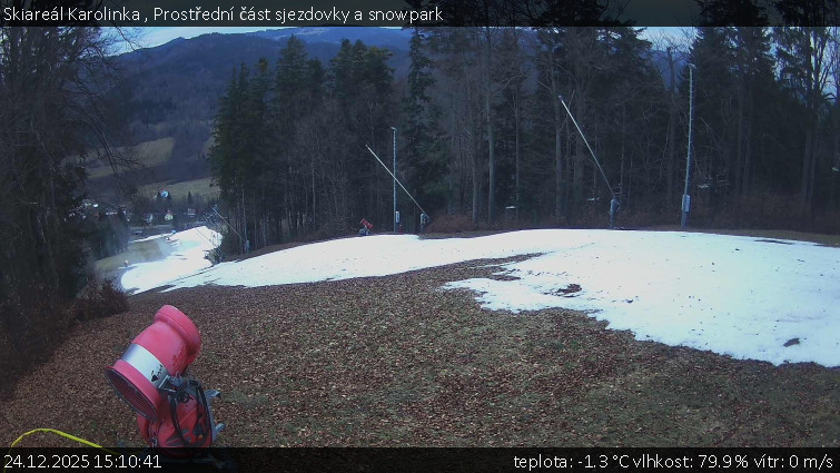 Skiareál Karolinka  - Prostřední část sjezdovky a snowpark - 24.12.2025 v 15:10
