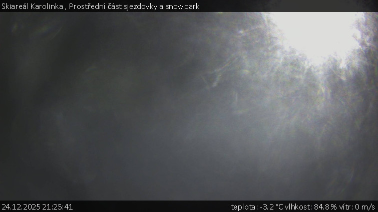 Skiareál Karolinka  - Prostřední část sjezdovky a snowpark - 24.12.2025 v 21:25