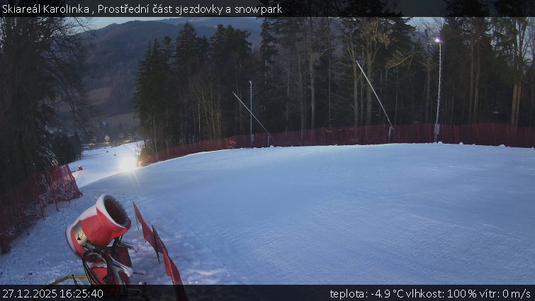 Skiareál Karolinka  - Prostřední část sjezdovky a snowpark - 27.12.2025 v 16:25