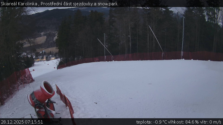Skiareál Karolinka  - Prostřední část sjezdovky a snowpark - 28.12.2025 v 07:15