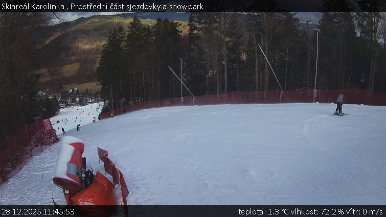 Skiareál Karolinka  - Prostřední část sjezdovky a snowpark - 28.12.2025 v 11:45
