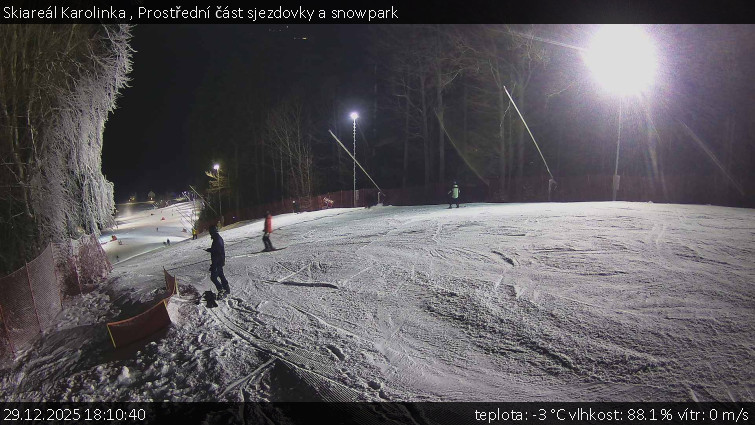 Skiareál Karolinka  - Prostřední část sjezdovky a snowpark - 29.12.2025 v 18:10