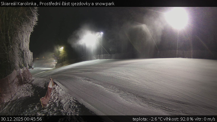 Skiareál Karolinka  - Prostřední část sjezdovky a snowpark - 30.12.2025 v 00:45