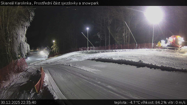 Skiareál Karolinka  - Prostřední část sjezdovky a snowpark - 30.12.2025 v 22:35