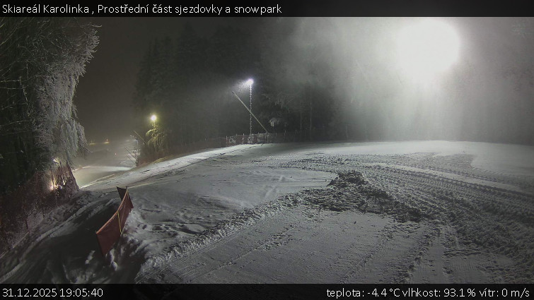 Skiareál Karolinka  - Prostřední část sjezdovky a snowpark - 31.12.2025 v 19:05