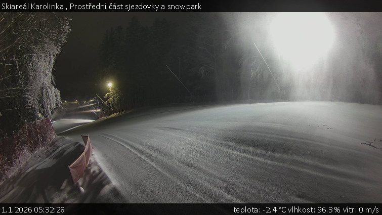 Skiareál Karolinka  - Prostřední část sjezdovky a snowpark - 1.1.2026 v 05:32