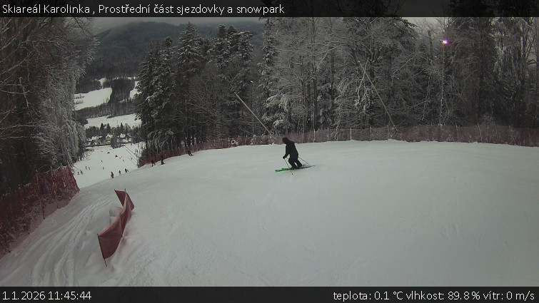 Skiareál Karolinka  - Prostřední část sjezdovky a snowpark - 1.1.2026 v 11:45