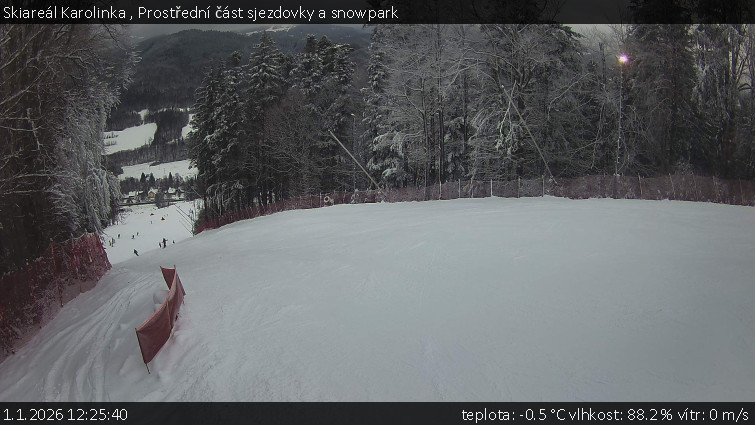 Skiareál Karolinka  - Prostřední část sjezdovky a snowpark - 1.1.2026 v 12:25