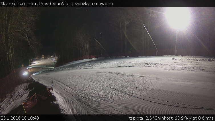 Skiareál Karolinka  - Prostřední část sjezdovky a snowpark - 25.1.2026 v 18:10