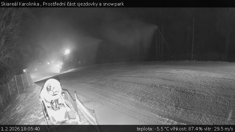Skiareál Karolinka  - Prostřední část sjezdovky a snowpark - 1.2.2026 v 18:05