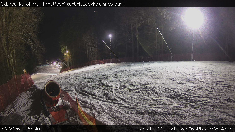 Skiareál Karolinka  - Prostřední část sjezdovky a snowpark - 5.2.2026 v 22:55