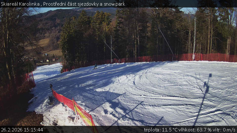 Skiareál Karolinka  - Prostřední část sjezdovky a snowpark - 26.2.2026 v 15:15