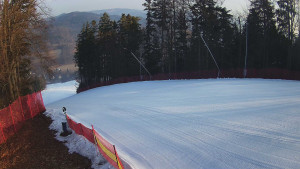 Skiareál Karolinka  - Prostřední část sjezdovky a snowpark - 4.3.2026 v 07:55