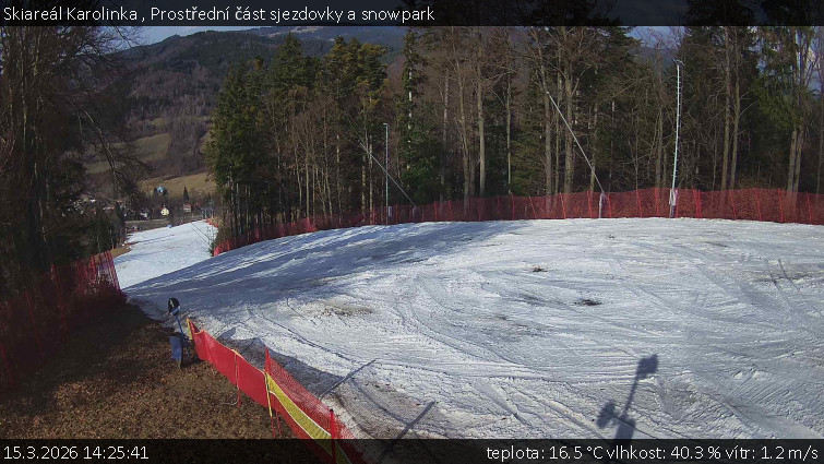 Skiareál Karolinka  - Prostřední část sjezdovky a snowpark - 15.3.2026 v 14:25