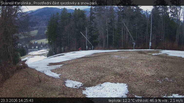 Skiareál Karolinka  - Prostřední část sjezdovky a snowpark - 23.3.2026 v 14:25